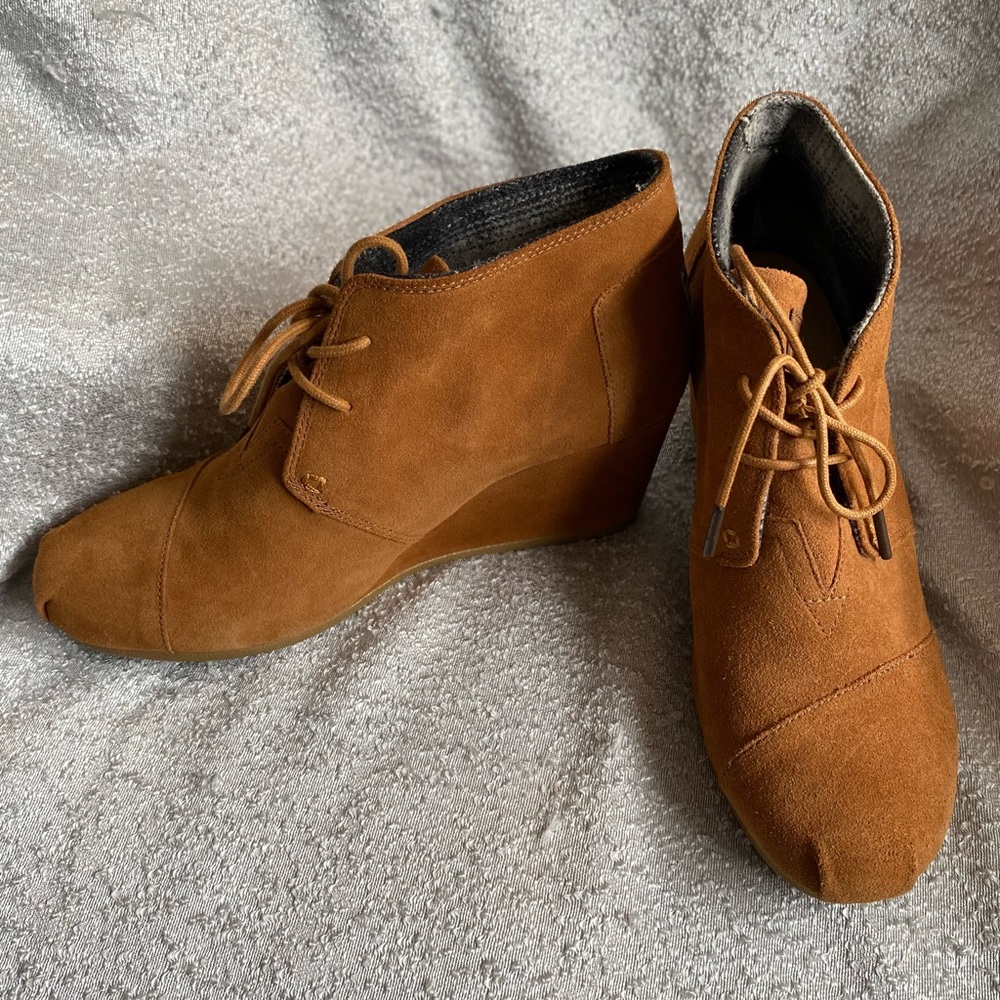 TOMS Desert‎ Booties with 3" Wedge Tan Lace up Suede Size 10W - Picture 2 of 12